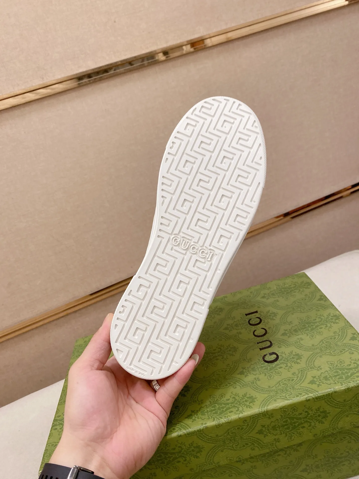 Factory price: 480💰 (GUCCI) The latest model from the official website 🎁🎁Casual and fashionable men's shoes👟, hot style 💥The version is simple and elegant, exclusive for trendy men. Unique official website latest brand elements 👑Gucci original decoration, fashionable and generous, the fabric is original cowhide ✅sheepskin lining, the official website specifies wear-resistant casual outsole, the classic model is taken in kind at the counter🎬38-44 (45 is not returned or exchanged)